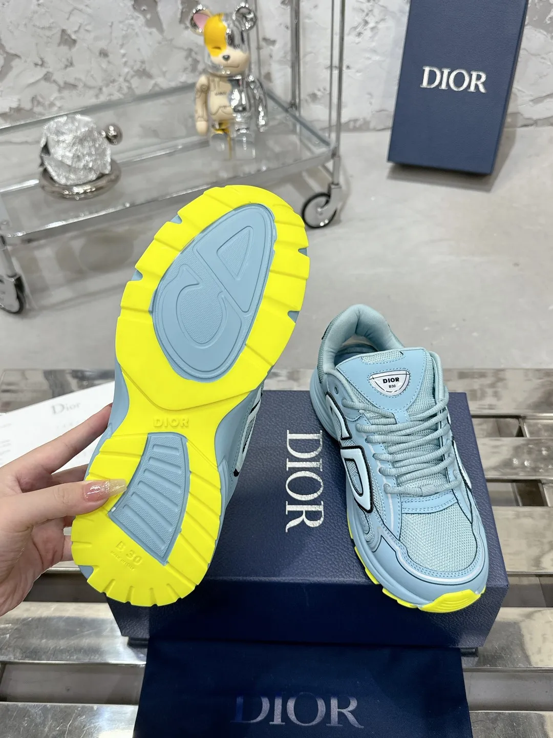 Men's men's shoes 💰600❤️❤️❤️High version Dior Dior's latest color matching B30 series reflective dad sneakers original 17380💰 purchased for development and production Brand new B30 sneakers Dad Shoes style shoes that follow the trend of the retro market The Dior logo on the tongue also indicates that this pair of shoes is the B30 model! B30 uses fine-textured leather and mesh cloth materials to form a shoe body. There are conspicuous letters CD on both sides of the shoe body to indicate identity. Many lines on the shoe body outline details to make the shoes look less monotonous and full of retro flavor. The delivery counter is exquisitely packaged🛍📦 ▪️Fabric: Original customized technical fabric + mesh ▪️Inner lining: Customized breathable lining ▪️Outsole: Original molded IP foam + TPU outsole ▪️Sole thickness: 3.5CM ▪️Size: Women’s size 35-40 / Men’s size 39-46